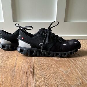 Women’s On trail shoes, size 8